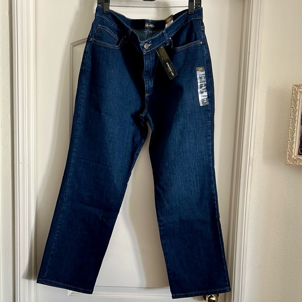 Lee~Blue Jeans / New With Tag / Relaxed Fit~Straight Leg~Mid Rise - Picture 11 of 12